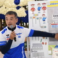 レーシングライダーの山口辰也氏による「ファミリー交通安全教室」。「ファミリー交通安全教室」を拡大したものを使ってわかりやすく解説していた。