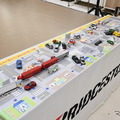 「ファミリー交通安全教室」では、交通安全キット（写真のシートの部分）が配られた