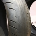 センター部分が摩耗し、限界に達しているバイク用のタイヤ