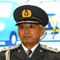 子供のころは警察官になりたかったという片山右京氏。制服を着て、なにか楽しそうであった