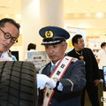 最新スタッドレスタイヤについての説明を受ける片山右京氏。タイヤの性能向上について驚きの様子だった