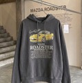 初代ロードスターのグラフィックの入ったヴィンテージライクなピグメント加工パーカー