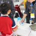 子どもたちが「当て板」で鈑金体験！ “本物”の道具や車両でチャレンジする姿にプロたちも熱視線…未来のクルマ社会を支える人材育成と、現場のプロの誇りを伝える二日間【ジュニアメカニック2026＠福岡】