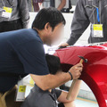 子どもたちが「当て板」で鈑金体験！ “本物”の道具や車両でチャレンジする姿にプロたちも熱視線…未来のクルマ社会を支える人材育成と、現場のプロの誇りを伝える二日間【ジュニアメカニック2026＠福岡】