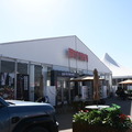 テント（パビリオン？）型の焼肉店。このサイズのお土産店や食堂が何軒か営業していた