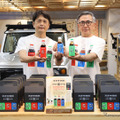 「スズキオリジナルデザイン トリイソース3本セット」を紹介する鳥居食品の鳥居大資社長（左）、スズキ鈴木俊宏社長（右）
