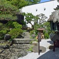 中庭は小さな日本庭園となっていた。
