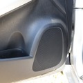 ミッドバスの取り付けには確実で音質面でのメリットのあるカロッツェリアのメタルバッフルを用いている。