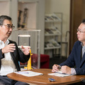KYB モータースポーツ部 石川正二部長（左）とジャーナリスト 瀬在仁志氏（右）