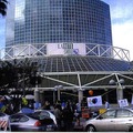 LA show demo：　初代プリウス発売直後、オーナーたちが LAショー入り口前に集合、「もっとハイブリッドを訴求せよ」のデモ。