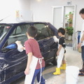 川崎市立苅宿小学校の男子生徒たちが洗車を体験