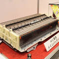 辰巳屋興業のブースに展示されていたプリウス用のリビルドHVバッテリー。