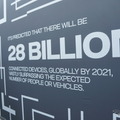 仮設通路の壁面メッセージ・その6。「世界のコネクテッド・デバイス（ネット接続機器）は2021年までに28億台に増えるだろう。これは人や車両の増加をはるかに上回るペースだ」