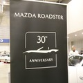 1989年2月、MX-5 Miata がシカゴモーターショーでデビューした。日本での販売開始はそのおよそ半年後、9月からとなった。