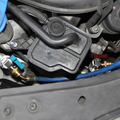 エンジンルームの中にあるエアコンガスパイプの高圧側と低圧側へ器具を接続する