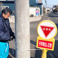 近隣の道路に、許可を得て「一時停止標識」を設置