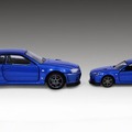トミカプレミアムRS 日産スカイライン GT-R VスペックII ニュル（ベイサイドブルー）（左）と、通常のトミカプレミアム11 日産スカイライン GT-R VスペックII ニュル（右）との比較
