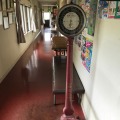 古風な体重計が廊下に置かれる。