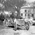 1901年3月29日、ニース週間でのニース～ラ・テュルビー間ヒルクライムに勝利した後のアンリ・ド・ロチルド男爵所有のメルセデス35PS。運転席は、ダイムラーのエンジニア兼ドライバーのヴィルヘルム・ヴェアナー。のちにドイツ皇帝ヴィルヘルム2世の運転手となる。