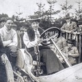 メルセデスのレーシングカーに乗るメルセデス・イェリネックその人（1906年ごろ）