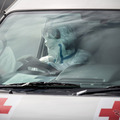 写真は2月13日、ダイヤモンドプリンセス号の乗員を搬送するため駆けつけた救急車の運転手(c)getty images