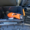 ヴィークルパワーコネクター。オレンジ色の部分のなかにコンセントが用意されている。充電ポートに接続し、白いシールが貼られた部分にある丸いボタンを押せば車のバッテリーの電力が外部に供給される。