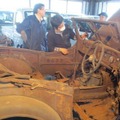 約40年間そのままの状態で保管されていた車体は、サビだらけで激しく腐食していた