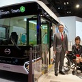 バリアフリーの概念も採り入れた燃料電池バス。