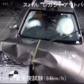 「ナスバ（独立行政法人 自動車事故対策機構）」がYouTubeにて公開している、「自動車アセスメント」にて実施されたスバル・レガシィアウトバックのテスト動画の1シーン。