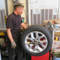タイヤがくるくるきれいに回るよう、バランスを適正に調整。