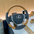 レクサス『GS』で採用されていた一部に竹を使ったステアリング。