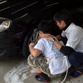男子は洗車を担当。宮崎社長が手とり足とり指導