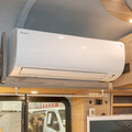 ダイキン製の一般家庭用エアコンが取り付けられていた。