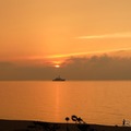 雲に沈む太陽。沖合いには海上保安庁の巡視船が停泊していた。