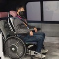 『MX221』車椅子は専用金具を使って固定。車椅子をおおよその一に下げるだけで自動ロックされる仕組みだ