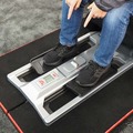 スタートアップによる提案「SmartGlidr」。足を動かすことで長時間移動時のエコノミー症候群の発症を防止できる