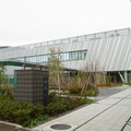 ミズノ大阪本社裏には、昨年オープンした研究開発施設も。窓は大きく、オープンな雰囲気だ
