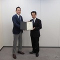 米澤チーフエンジニアに賞状を手渡す三浦選考委員長（左）