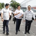 トヨタ工場を視察するフィリピンのマルコス大統領とトヨタ自動車の豊田会長（8月22日）