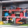 荷台後方には、バッテリー上がりやパンクなど様々な車両トラブルに対応できるようロードサービス用の機材が装備されている