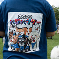 「ワンバサダー」に選ばれた愛犬をあしらった自作Tシャツで参加した飼い主さん。