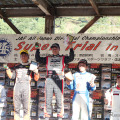 シリーズ2度目の優勝を獲得し、表彰台に立つ田口勝彦選手