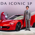 ロータリーエンジンを搭載するMAZDA ICONIC SP（マツダ アイコニックSP）を発表したマツダの毛籠勝弘 代表取締役社長兼CEO