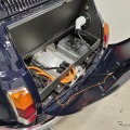 EV化されたFIAT 500のアート車両「GIOIA ev」（ジオイア イーブイ）のバッテリーとモーター。