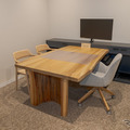 商談スペースは木を使った高級感ある机が用意されていた。