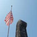 海軍記念碑らしく、隣ではためいているのは勇ましい旭日旗だ。