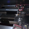トランクフロア下にARC AUDIOのパワーアンプとRESOLT M-DSPをセット。ケーブル類はSAEC製を使用する