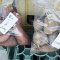 安納芋は2kg1000円、紅はるかは同800円。格安である。