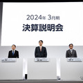 日本企業初の営業益5兆円超のトヨタ、佐藤社長（写真中央）が「足場固め」を強調した理由とは