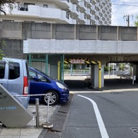 軽自動車ベストセラーは通れない？ 桁下1.8mの低いガード…京浜急行・八丁畷 画像